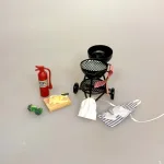 Miniature Bræt med Rå Kylling og Kniv, øko, økologisk, kok, madlavning, dukkehusmad, minimad, dukkemad, 1:12, rå, tilberedning, køkken, uddannet, michelin, slagter, biti, ribe, sætterkasse, dukkehusting, nisseting, nissedør nissemad, dukkehus, 7186c, webergril, kuglegrill, grill, grillmester, skumslukker, forklæde, kokkehue