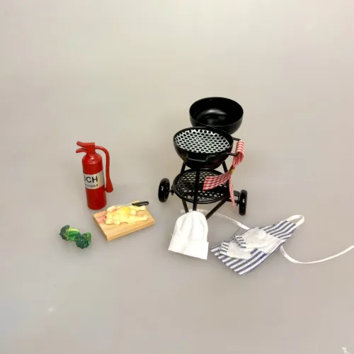 Miniature Bræt med Rå Kylling og Kniv, øko, økologisk, kok, madlavning, dukkehusmad, minimad, dukkemad, 1:12, rå, tilberedning, køkken, uddannet, michelin, slagter, biti, ribe, sætterkasse, dukkehusting, nisseting, nissedør nissemad, dukkehus, 7186c, webergril, kuglegrill, grill, grillmester, skumslukker, forklæde, kokkehue