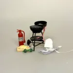 Miniature Bræt med Rå Kylling og Kniv, øko, økologisk, kok, madlavning, dukkehusmad, minimad, dukkemad, 1:12, rå, tilberedning, køkken, uddannet, michelin, slagter, biti, ribe, sætterkasse, dukkehusting, nisseting, nissedør nissemad, dukkehus, 7186c, webergril, kuglegrill, grill, grillmester, skumslukker, forklæde, kokkehue