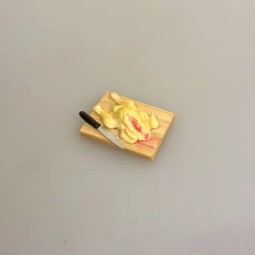 Miniature Bræt med Rå Kylling og Kniv, øko, økologisk, kok, madlavning, dukkehusmad, minimad, dukkemad, 1:12, rå, tilberedning, køkken, uddannet, michelin, slagter, biti, ribe, sætterkasse, dukkehusting, nisseting, nissedør nissemad, dukkehus, 7186c
