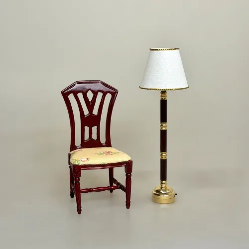 Miniature Stol Mahogni med Polster, Miniature Gulvlampe Brun og Guld med Hvid Skærm, 8025L, LED, batteri, ledningsfri, standerlampe, gulvlampe, retro, symbolsk, gave, lampe i gave, gavekort, lampekøb, miniature, 1:12, dukkehus, tilbehør, ting til, dukkehuset, lamper, belysning, batteri, nisser, nissehus, nissebo, nissedør, hygge, julekrybbe, julelandskab, mini, lamper, biti, ribe
