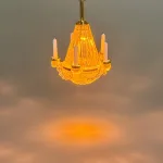 Miniature Krystal Lysekrone Lille, krystallyskrone, krystal, loftslampe, plafond, pendel, miniature, tre, arme, lysekrone, smart, batteri, ledningsfri, standerlampe, gulvlampe, retro, symbolsk, gave, lampe i gave, gavekort, lampekøb, miniature, 1:12, dukkehus, tilbehør, ting til, dukkehuset, lamper, belysning, batteri, nisser, nissehus, nissebo, nissedør, hygge, julekrybbe, julelandskab, mini, lamper, biti, ribe