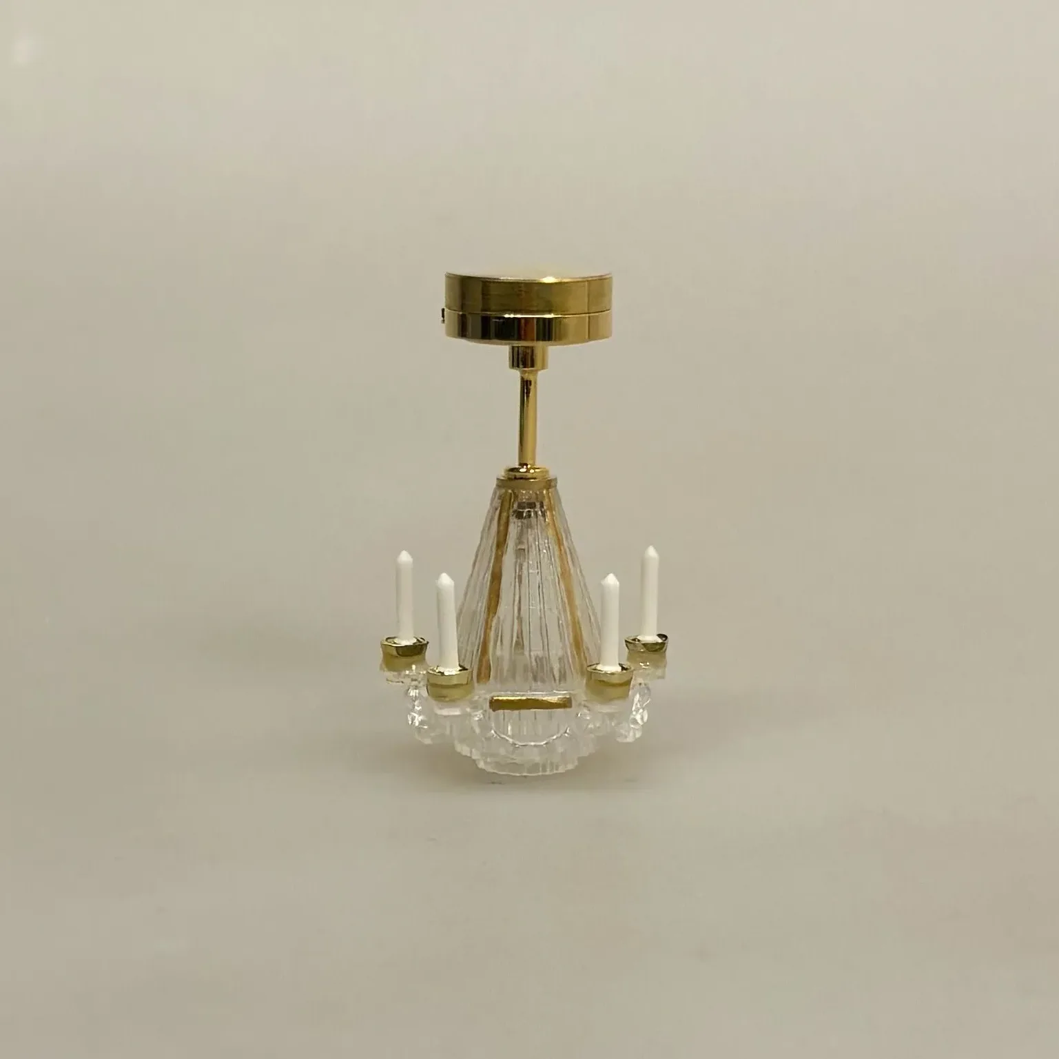 Miniature Krystal Lysekrone Lille Miniature Krystal Lysekrone Lille, krystallyskrone, krystal, loftslampe, plafond, pendel, miniature, tre, arme, lysekrone, smart, batteri, ledningsfri, standerlampe, gulvlampe, retro, symbolsk, gave, lampe i gave, gavekort, lampekøb, miniature, 1:12, dukkehus, tilbehør, ting til, dukkehuset, lamper, belysning, batteri, nisser, nissehus, nissebo, nissedør, hygge, julekrybbe, julelandskab, mini, lamper, biti, ribe