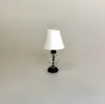 Miniature Lampe Klart Glas med Hvid Skærm, boheme, lounge, bordlampe, guldlampe, stilig, 8055L, glaslampe, organisk, batteri, ledningsfri, standerlampe, gulvlampe, retro, symbolsk, gave, lampe i gave, gavekort, lampekøb, miniature, 1:12, dukkehus, tilbehør, ting til, dukkehuset, lamper, belysning, batteri, nisser, nissehus, nissebo, nissedør, hygge, julekrybbe, julelandskab, mini, lamper, biti, ribe