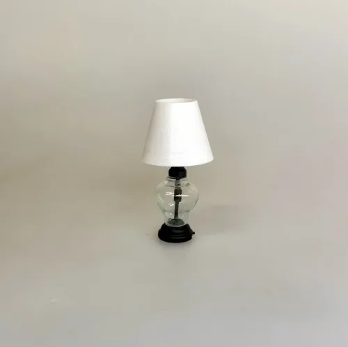 Miniature Lampe Klart Glas med Hvid Skærm, boheme, lounge, bordlampe, guldlampe, stilig, 8055L, glaslampe, organisk, batteri, ledningsfri, standerlampe, gulvlampe, retro, symbolsk, gave, lampe i gave, gavekort, lampekøb, miniature, 1:12, dukkehus, tilbehør, ting til, dukkehuset, lamper, belysning, batteri, nisser, nissehus, nissebo, nissedør, hygge, julekrybbe, julelandskab, mini, lamper, biti, ribe