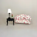 Miniature Sofabord Lille Sort, Miniature Sofa Polstret med Blomster, Miniature Lampe Klart Glas med Hvid Skærm, boheme, lounge, bordlampe, guldlampe, stilig, 8055L, glaslampe, organisk, batteri, ledningsfri, standerlampe, gulvlampe, retro, symbolsk, gave, lampe i gave, gavekort, lampekøb, miniature, 1:12, dukkehus, tilbehør, ting til, dukkehuset, lamper, belysning, batteri, nisser, nissehus, nissebo, nissedør, hygge, julekrybbe, julelandskab, mini, lamper, biti, ribe