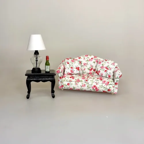 Miniature Sofabord Lille Sort, Miniature Sofa Polstret med Blomster, Miniature Lampe Klart Glas med Hvid Skærm, boheme, lounge, bordlampe, guldlampe, stilig, 8055L, glaslampe, organisk, batteri, ledningsfri, standerlampe, gulvlampe, retro, symbolsk, gave, lampe i gave, gavekort, lampekøb, miniature, 1:12, dukkehus, tilbehør, ting til, dukkehuset, lamper, belysning, batteri, nisser, nissehus, nissebo, nissedør, hygge, julekrybbe, julelandskab, mini, lamper, biti, ribe