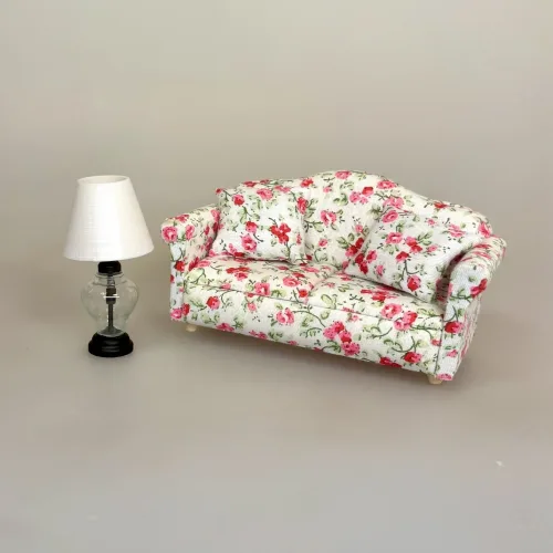 Miniature Sofa Polstret med Blomster, Miniature Lampe Klart Glas med Hvid Skærm, boheme, lounge, bordlampe, guldlampe, stilig, 8055L, glaslampe, organisk, batteri, ledningsfri, standerlampe, gulvlampe, retro, symbolsk, gave, lampe i gave, gavekort, lampekøb, miniature, 1:12, dukkehus, tilbehør, ting til, dukkehuset, lamper, belysning, batteri, nisser, nissehus, nissebo, nissedør, hygge, julekrybbe, julelandskab, mini, lamper, biti, ribe