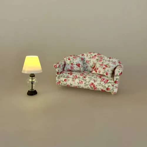 Miniature Sofa Polstret med Blomster, Miniature Lampe Klart Glas med Hvid Skærm, boheme, lounge, bordlampe, guldlampe, stilig, 8055L, glaslampe, organisk, batteri, ledningsfri, standerlampe, gulvlampe, retro, symbolsk, gave, lampe i gave, gavekort, lampekøb, miniature, 1:12, dukkehus, tilbehør, ting til, dukkehuset, lamper, belysning, batteri, nisser, nissehus, nissebo, nissedør, hygge, julekrybbe, julelandskab, mini, lamper, biti, ribe