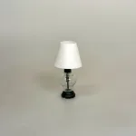 Miniature Lampe Klart Glas med Hvid Skærm, boheme, lounge, bordlampe, guldlampe, stilig, 8055L, glaslampe, organisk, batteri, ledningsfri, standerlampe, gulvlampe, retro, symbolsk, gave, lampe i gave, gavekort, lampekøb, miniature, 1:12, dukkehus, tilbehør, ting til, dukkehuset, lamper, belysning, batteri, nisser, nissehus, nissebo, nissedør, hygge, julekrybbe, julelandskab, mini, lamper, biti, ribe