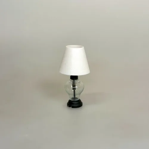 Miniature Lampe Klart Glas med Hvid Skærm, boheme, lounge, bordlampe, guldlampe, stilig, 8055L, glaslampe, organisk, batteri, ledningsfri, standerlampe, gulvlampe, retro, symbolsk, gave, lampe i gave, gavekort, lampekøb, miniature, 1:12, dukkehus, tilbehør, ting til, dukkehuset, lamper, belysning, batteri, nisser, nissehus, nissebo, nissedør, hygge, julekrybbe, julelandskab, mini, lamper, biti, ribe