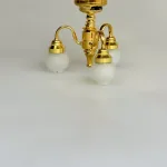 Miniature Loftslampe Trearmet Messing med Opalglas, loftslampe, plafond, pendel, miniature, tre, arme, lysekrone, smart, batteri, ledningsfri, standerlampe, gulvlampe, retro, symbolsk, gave, lampe i gave, gavekort, lampekøb, miniature, 1:12, dukkehus, tilbehør, ting til, dukkehuset, lamper, belysning, batteri, nisser, nissehus, nissebo, nissedør, hygge, julekrybbe, julelandskab, mini, lamper, biti, ribe