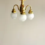 Miniature Loftslampe Trearmet Messing med Opalglas, loftslampe, plafond, pendel, miniature, tre, arme, lysekrone, smart, batteri, ledningsfri, standerlampe, gulvlampe, retro, symbolsk, gave, lampe i gave, gavekort, lampekøb, miniature, 1:12, dukkehus, tilbehør, ting til, dukkehuset, lamper, belysning, batteri, nisser, nissehus, nissebo, nissedør, hygge, julekrybbe, julelandskab, mini, lamper, biti, ribe