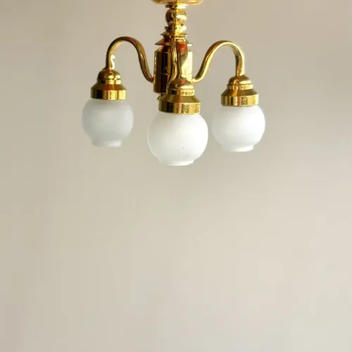 Miniature Loftslampe Trearmet Messing med Opalglas, loftslampe, plafond, pendel, miniature, tre, arme, lysekrone, smart, batteri, ledningsfri, standerlampe, gulvlampe, retro, symbolsk, gave, lampe i gave, gavekort, lampekøb, miniature, 1:12, dukkehus, tilbehør, ting til, dukkehuset, lamper, belysning, batteri, nisser, nissehus, nissebo, nissedør, hygge, julekrybbe, julelandskab, mini, lamper, biti, ribe