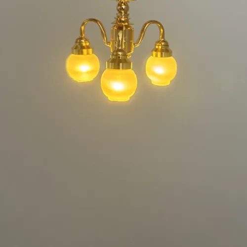 Miniature Loftslampe Trearmet Messing med Opalglas, loftslampe, plafond, pendel, miniature, tre, arme, lysekrone, smart, batteri, ledningsfri, standerlampe, gulvlampe, retro, symbolsk, gave, lampe i gave, gavekort, lampekøb, miniature, 1:12, dukkehus, tilbehør, ting til, dukkehuset, lamper, belysning, batteri, nisser, nissehus, nissebo, nissedør, hygge, julekrybbe, julelandskab, mini, lamper, biti, ribe