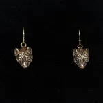 Bronze Vikinge Ørehængere - Fenris Ulvehoveder, ulv, ulvehoved, fenrisulven, bvikingesmykker, vikinge, øreringe, hænge, guld, bronze, ægte, dyr, mytologi, aser, symbol, styrke, amulet, dansk, fund, museumssmykker, totem, biti, ribe, udgravninger, original, fund, 234-10