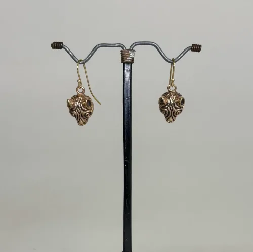 Bronze Vikinge Ørehængere - Fenris Ulvehoveder, ulv, ulvehoved, fenrisulven, bvikingesmykker, vikinge, øreringe, hænge, guld, bronze, ægte, dyr, mytologi, aser, symbol, styrke, amulet, dansk, fund, museumssmykker, totem, biti, ribe, udgravninger, original, fund, 234-10