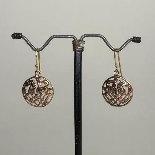 Bronze Vikingeøreringe - Odins Hest Sleipner Flet, hest, slejpner, sleipner, sleipnir, odins, otte ben, ottebenet, hurtig, magisk, vikingesmykker, vikinge, vikingeøreringe, keltisk flet, runde, gyldne, bronze, fund, kopi, ægte, original, fabeldyr, aser, asatro, mytologi, gamle, guder, danmark, dansk, danefæ, biti, ribe, 239-30