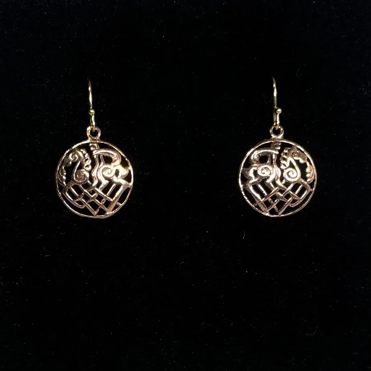 Bronze Vikingeøreringe - Odins Hest Sleipner Flet Bronze Vikingeøreringe - Odins Hest Sleipner Flet, hest, slejpner, sleipner, sleipnir, odins, otte ben, ottebenet, hurtig, magisk, vikingesmykker, vikinge, vikingeøreringe, keltisk flet, runde, gyldne, bronze, fund, kopi, ægte, original, fabeldyr, aser, asatro, mytologi, gamle, guder, danmark, dansk, danefæ, biti, ribe, 239-30