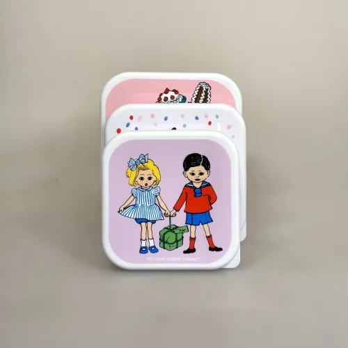 Madkasse sæt/3 bokse - Pippi Langstrømpe, snack, bokse, madkasser, madkassesæt, pippi, langstrømpe, verdens stærkeste pige, tommy, annika, børn, skole, madpakke, frokost, snacks, grønt, opbevaring, børnehave, vuggestue, job, gave, skolestart, biti, ribe, rätt start, svensk