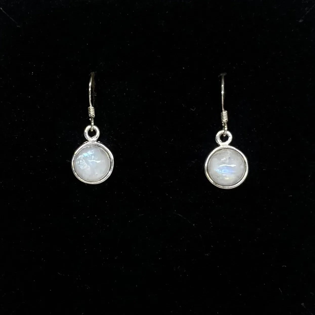 Sølv Ørenringe med Månesten Rund Sølv Ørenringe med Månesten Rund, runde, glatte, ædelsten, moonstone, BLT, ædelsten, halvædelsten, mineraler, sten, krystaller, stensmykker, ægte, sterling sølv, ren, 925, øreringe, ørehængere, hænge, sølvøreringe, flotte, kvalitet, boho, boheme, særlige, gave, gaveide, specielle, biti, ribe, maanesten, stine a, enamel, cph, dansk, design, danske, brands,