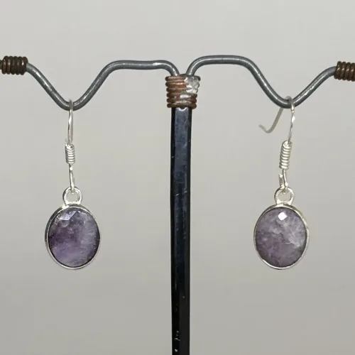 Sølv Ørenringe med Sodalit Oval , diamnat cut, diamant sleben, facet, sodalit, grå, blå, lilla, ægte, ædelsten, halvædelsten, krystaller, mineraler, øreringe, ørenringe, ørehængere, hænge, enkle, klassiske, smukke, gave, gaveide, stilige, tidsløse, tidløse, elegante, lækre, kvalitet, flotte, biti, ribe, susanne friis bjørner, enamel, stine a, maanesten, cph, dansk, design, brands, BLT,