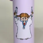 Termoflaske - Pippi Langstrømpe Lyslilla, syren, lilla, rosa, lyserød, nordic buddies, PIPPI100D, guns, pistoler, cowboy, røvere og soldater, tyveknægte, dunder carlsson, lækker, termo, flaske, drikkedunk, kolde, varme, drikke, job, arbejde, skole, tur, udflugt, termoflaske, lækker, praktisk, flot, kvalitet, biti, ribeastrid lindgren, ilon wickland, verdens stærkeste pige, langstrømpe