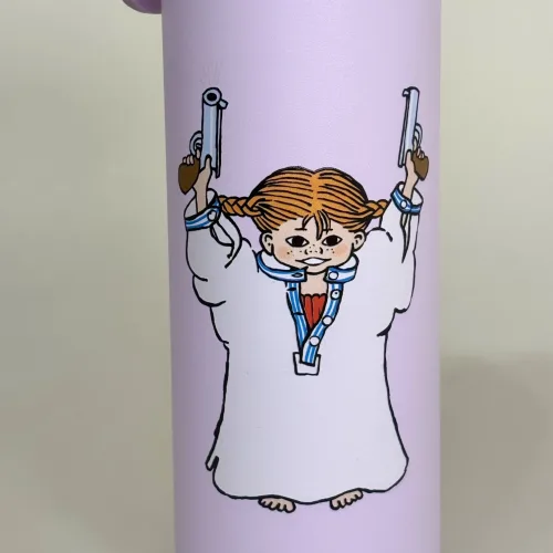 Termoflaske - Pippi Langstrømpe Lyslilla, syren, lilla, rosa, lyserød, nordic buddies, PIPPI100D, guns, pistoler, cowboy, røvere og soldater, tyveknægte, dunder carlsson, lækker, termo, flaske, drikkedunk, kolde, varme, drikke, job, arbejde, skole, tur, udflugt, termoflaske, lækker, praktisk, flot, kvalitet, biti, ribeastrid lindgren, ilon wickland, verdens stærkeste pige, langstrømpe