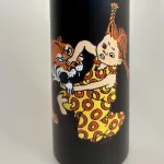 Termoflaske - Pippi Langstrømpe Sort, tiger, cirkus, domptør, løvetæmmer, PIPPI100B, metal, metalflaske, termokande, kolde, varme, smart, lækker, blå, kvalitet, pippi, motion, træning, kaffe, te, vand, pendler, skole, job, udflugt, togturen, pippi100, pippi ting, gave, gaveide, konfirmation, praktisk, smart, cykeltur, gear, udstyr, dreng, drenge, piger, voksne, børn, flot, sjov, herlig, humoristisk, særlig, speciel, svensk, biti, ribe,
