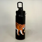 Termoflaske - Pippi Langstrømpe Sort, tiger, cirkus, domptør, løvetæmmer, PIPPI100B, metal, metalflaske, termokande, kolde, varme, smart, lækker, blå, kvalitet, pippi, motion, træning, kaffe, te, vand, pendler, skole, job, udflugt, togturen, pippi100, pippi ting, gave, gaveide, konfirmation, praktisk, smart, cykeltur, gear, udstyr, dreng, drenge, piger, voksne, børn, flot, sjov, herlig, humoristisk, særlig, speciel, svensk, biti, ribe,