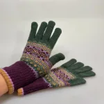Eribé Strikkede Fingervanter Grøn Lilla, tidsel, tyrian, thistle, strikvanter, strikkede, strikhandsker, tynde, varme, ren, uld, uldne, mønster, mønsterstrikkede, skotske, skotland, eribe, smukke, særlige, kvalitet, flotte, lækre, uldhandsker, alloa, gloves, winter, vinterhandsker, praktiske, elegante, gave, gaveide, accessoires, tilbehør, handsker, vanter, brune, dæmpede, diskrete, klassiske, biti, ribe