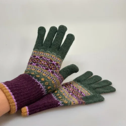Eribé Strikkede Fingervanter Grøn Lilla, tidsel, tyrian, thistle, strikvanter, strikkede, strikhandsker, tynde, varme, ren, uld, uldne, mønster, mønsterstrikkede, skotske, skotland, eribe, smukke, særlige, kvalitet, flotte, lækre, uldhandsker, alloa, gloves, winter, vinterhandsker, praktiske, elegante, gave, gaveide, accessoires, tilbehør, handsker, vanter, brune, dæmpede, diskrete, klassiske, biti, ribe