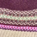 Hue Uld - Eribé Beanie Bordeaux Sand, lilla, vinrød, aubergine, rosa, tyrian, eribe, skotsk, farver, smart, tidsløs, klassisk, flot, lækker, kvalitet, uld, ren, ulden, tynd, blød, let,strikket, fintstrikket, skotsk, engelsk, design, country, side, biti, ribe, eribe, sort sol, vadehavet, marsken, gave, gaveide, julegave, efterår, vinter,