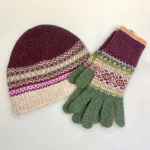 Hue Uld - Eribé Beanie Bordeaux Sand, lilla, vinrød, aubergine, rosa, tyrian, eribe, skotsk, farver, smart, tidsløs, klassisk, flot, lækker, kvalitet, uld, ren, ulden, tynd, blød, let,strikket, fintstrikket, skotsk, engelsk, design, country, side, biti, ribe, eribe, sort sol, vadehavet, marsken, gave, gaveide, julegave, efterår, vinter,