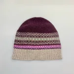 Hue Uld - Eribé Beanie Bordeaux Sand, lilla, vinrød, aubergine, rosa, tyrian, eribe, skotsk, farver, smart, tidsløs, klassisk, flot, lækker, kvalitet, uld, ren, ulden, tynd, blød, let,strikket, fintstrikket, skotsk, engelsk, design, country, side, biti, ribe, eribe, sort sol, vadehavet, marsken, gave, gaveide, julegave, efterår, vinter,