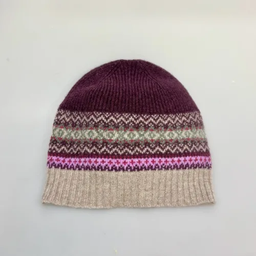 Hue Uld - Eribé Beanie Bordeaux Sand, lilla, vinrød, aubergine, rosa, tyrian, eribe, skotsk, farver, smart, tidsløs, klassisk, flot, lækker, kvalitet, uld, ren, ulden, tynd, blød, let,strikket, fintstrikket, skotsk, engelsk, design, country, side, biti, ribe, eribe, sort sol, vadehavet, marsken, gave, gaveide, julegave, efterår, vinter,