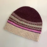 Hue Uld - Eribé Beanie Bordeaux Sand, lilla, vinrød, aubergine, rosa, tyrian, eribe, skotsk, farver, smart, tidsløs, klassisk, flot, lækker, kvalitet, uld, ren, ulden, tynd, blød, let,strikket, fintstrikket, skotsk, engelsk, design, country, side, biti, ribe, eribe, sort sol, vadehavet, marsken, gave, gaveide, julegave, efterår, vinter,