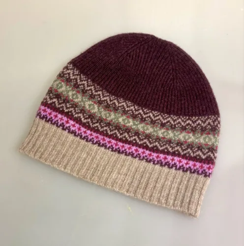 Hue Uld - Eribé Beanie Bordeaux Sand, lilla, vinrød, aubergine, rosa, tyrian, eribe, skotsk, farver, smart, tidsløs, klassisk, flot, lækker, kvalitet, uld, ren, ulden, tynd, blød, let,strikket, fintstrikket, skotsk, engelsk, design, country, side, biti, ribe, eribe, sort sol, vadehavet, marsken, gave, gaveide, julegave, efterår, vinter,