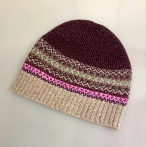 Hue Uld - Eribé Beanie Bordeaux Sand, lilla, vinrød, aubergine, rosa, tyrian, eribe, skotsk, farver, smart, tidsløs, klassisk, flot, lækker, kvalitet, uld, ren, ulden, tynd, blød, let,strikket, fintstrikket, skotsk, engelsk, design, country, side, biti, ribe, eribe, sort sol, vadehavet, marsken, gave, gaveide, julegave, efterår, vinter,