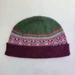 Hue Uld - Eribé Beanie med Opslag Bordeaux Grøn, tyrian, thistle, rullekant, oprullet, ombuk, opslag, ombuk, lilla, vinrød, aubergine, rosa, tyrian, eribe, skotsk, farver, smart, tidsløs, klassisk, flot, lækker, kvalitet, uld, ren, ulden, tynd, blød, let,strikket, fintstrikket, skotsk, engelsk, design, country, side, biti, ribe, eribe, sort sol, vadehavet, marsken, gave, gaveide, julegave, efterår, vinter,