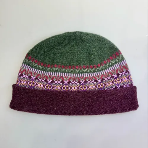Hue Uld - Eribé Beanie med Opslag Bordeaux Grøn, tyrian, thistle, rullekant, oprullet, ombuk, opslag, ombuk, lilla, vinrød, aubergine, rosa, tyrian, eribe, skotsk, farver, smart, tidsløs, klassisk, flot, lækker, kvalitet, uld, ren, ulden, tynd, blød, let,strikket, fintstrikket, skotsk, engelsk, design, country, side, biti, ribe, eribe, sort sol, vadehavet, marsken, gave, gaveide, julegave, efterår, vinter,