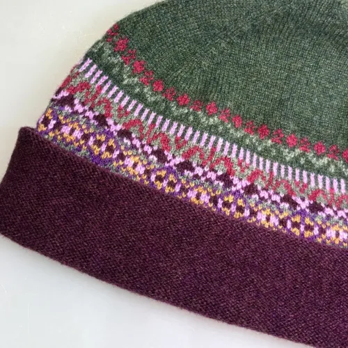 Hue Uld - Eribé Beanie med Opslag Bordeaux Grøn, tyrian, thistle, rullekant, oprullet, ombuk, opslag, ombuk, lilla, vinrød, aubergine, rosa, tyrian, eribe, skotsk, farver, smart, tidsløs, klassisk, flot, lækker, kvalitet, uld, ren, ulden, tynd, blød, let,strikket, fintstrikket, skotsk, engelsk, design, country, side, biti, ribe, eribe, sort sol, vadehavet, marsken, gave, gaveide, julegave, efterår, vinter,