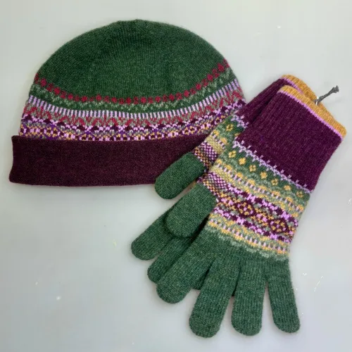 Hue Uld - Eribé Beanie med Opslag Bordeaux Grøn, tyrian, thistle, rullekant, oprullet, ombuk, opslag, ombuk, lilla, vinrød, aubergine, rosa, tyrian, eribe, skotsk, farver, smart, tidsløs, klassisk, flot, lækker, kvalitet, uld, ren, ulden, tynd, blød, let,strikket, fintstrikket, skotsk, engelsk, design, country, side, biti, ribe, eribe, sort sol, vadehavet, marsken, gave, gaveide, julegave, efterår, vinter,