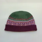 Hue Uld - Eribé Beanie med Opslag Bordeaux Grøn, tyrian, thistle, rullekant, oprullet, ombuk, opslag, ombuk, lilla, vinrød, aubergine, rosa, tyrian, eribe, skotsk, farver, smart, tidsløs, klassisk, flot, lækker, kvalitet, uld, ren, ulden, tynd, blød, let,strikket, fintstrikket, skotsk, engelsk, design, country, side, biti, ribe, eribe, sort sol, vadehavet, marsken, gave, gaveide, julegave, efterår, vinter,