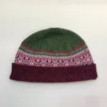 Hue Uld - Eribé Beanie med Opslag Bordeaux Grøn, tyrian, thistle, rullekant, oprullet, ombuk, opslag, ombuk, lilla, vinrød, aubergine, rosa, tyrian, eribe, skotsk, farver, smart, tidsløs, klassisk, flot, lækker, kvalitet, uld, ren, ulden, tynd, blød, let,strikket, fintstrikket, skotsk, engelsk, design, country, side, biti, ribe, eribe, sort sol, vadehavet, marsken, gave, gaveide, julegave, efterår, vinter,