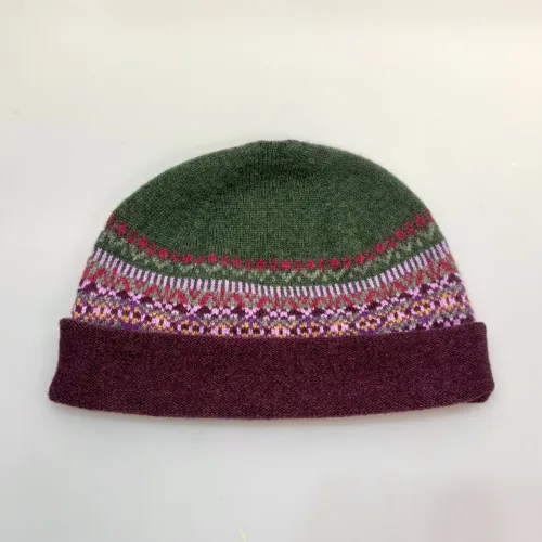 Hue Uld - Eribé Beanie med Opslag Bordeaux Grøn, tyrian, thistle, rullekant, oprullet, ombuk, opslag, ombuk, lilla, vinrød, aubergine, rosa, tyrian, eribe, skotsk, farver, smart, tidsløs, klassisk, flot, lækker, kvalitet, uld, ren, ulden, tynd, blød, let,strikket, fintstrikket, skotsk, engelsk, design, country, side, biti, ribe, eribe, sort sol, vadehavet, marsken, gave, gaveide, julegave, efterår, vinter,