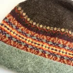 Hue Uld - Eribé Beanie med Opslag Brun Grøn, posh, landadel, burberry, barbour, engelsk, country side, braemar oakley, rullekant, oprullet, ombuk, opslag, ombuk, lilla, vinrød, aubergine, rosa, tyrian, eribe, skotsk, farver, smart, tidsløs, klassisk, flot, lækker, kvalitet, uld, ren, ulden, tynd, blød, let,strikket, fintstrikket, skotsk, engelsk, design, country, side, biti, ribe, eribe, sort sol, vadehavet, marsken, gave, gaveide, julegave, efterår, vinter,