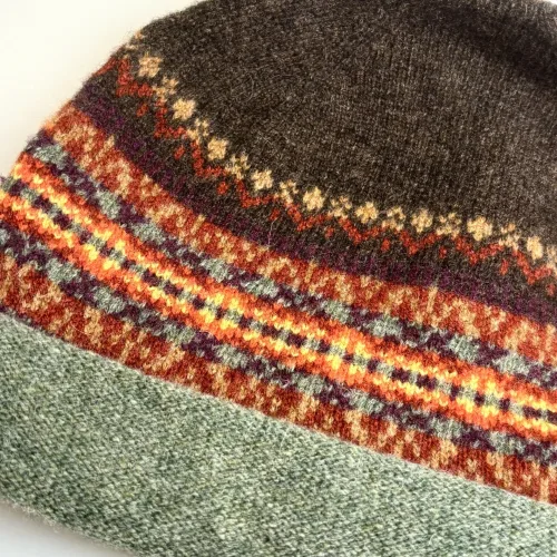 Hue Uld - Eribé Beanie med Opslag Brun Grøn, posh, landadel, burberry, barbour, engelsk, country side, braemar oakley, rullekant, oprullet, ombuk, opslag, ombuk, lilla, vinrød, aubergine, rosa, tyrian, eribe, skotsk, farver, smart, tidsløs, klassisk, flot, lækker, kvalitet, uld, ren, ulden, tynd, blød, let,strikket, fintstrikket, skotsk, engelsk, design, country, side, biti, ribe, eribe, sort sol, vadehavet, marsken, gave, gaveide, julegave, efterår, vinter,