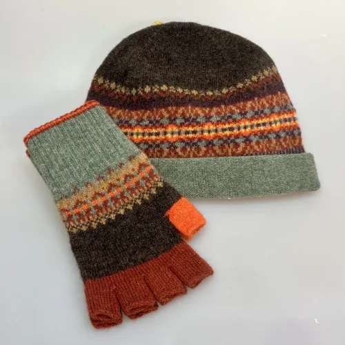 Hue Uld - Eribé Beanie med Opslag Brun Grøn, posh, landadel, burberry, barbour, engelsk, country side, braemar oakley, rullekant, oprullet, ombuk, opslag, ombuk, lilla, vinrød, aubergine, rosa, tyrian, eribe, skotsk, farver, smart, tidsløs, klassisk, flot, lækker, kvalitet, uld, ren, ulden, tynd, blød, let,strikket, fintstrikket, skotsk, engelsk, design, country, side, biti, ribe, eribe, sort sol, vadehavet, marsken, gave, gaveide, julegave, efterår, vinter,