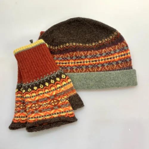 Hue Uld - Eribé Beanie med Opslag Brun Grøn, posh, landadel, burberry, barbour, engelsk, country side, braemar oakley, rullekant, oprullet, ombuk, opslag, ombuk, lilla, vinrød, aubergine, rosa, tyrian, eribe, skotsk, farver, smart, tidsløs, klassisk, flot, lækker, kvalitet, uld, ren, ulden, tynd, blød, let,strikket, fintstrikket, skotsk, engelsk, design, country, side, biti, ribe, eribe, sort sol, vadehavet, marsken, gave, gaveide, julegave, efterår, vinter,
